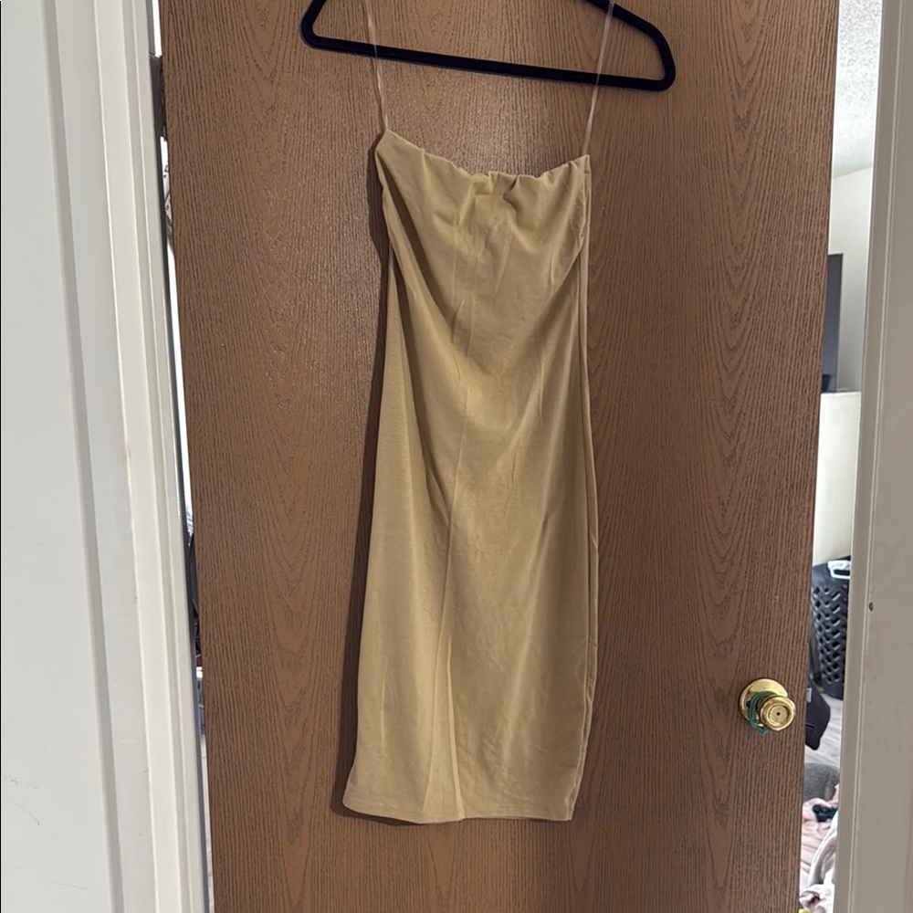 Elegant Black Strapless Dress with Flowy Silhouette